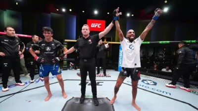 Казахстанский файтер Азат Максум сенсационно проиграл американцу Чарльзу Джонсону