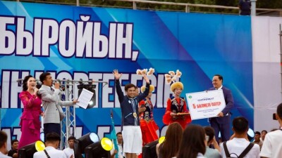 Пятикомнатную квартиру в Таразе и Lexus 600 подарили олимпийскому чемпиону Елдосу Сметову