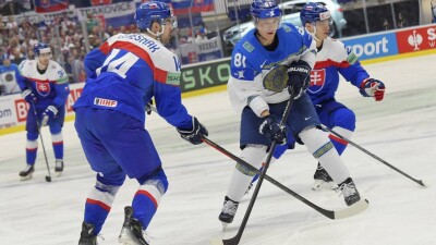 Сборная Казахстана проиграла команде Словакии на чемпионате мира по хоккею, но сохраняет шансы на выход в плей-офф