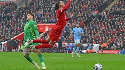 В чемпионате Англии по футболу состоялся один из главных матчей сезона