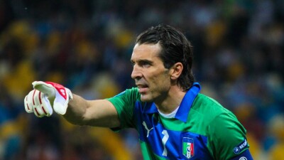 Легендарный вратарь Буффон завершил футбольную карьеру