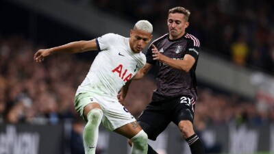 "Тоттенхэм" возглавил турнирную таблицу чемпионата Англии по футболу