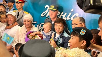 Как встречали олимпийского чемпиона Елдоса Сметова и призёра ОИ Гусмана Кыргызбаева в аэропорту Алматы