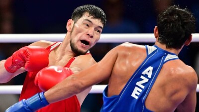 Боксёр Нурбек Оралбай гарантировал себе медаль, выйдя в полуфинал Олимпийских игр