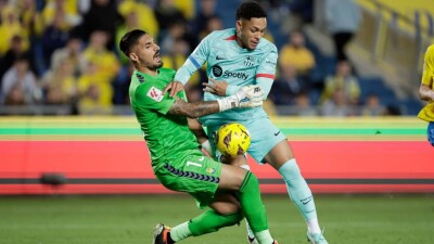 "Барселона" благодаря пенальти вырвала победу у скромного "Лас-Пальмаса"