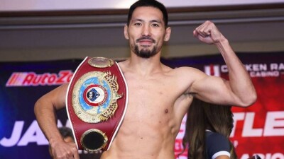 Жанибек Алимханулы выиграл бой за звание чемпиона мира