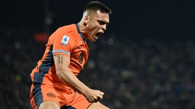 Миланский "Интер" вышел на первое место в чемпионате Италии по футболу