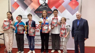 Казахстанские шахматисты с медалями вернулись с турнира в Москве