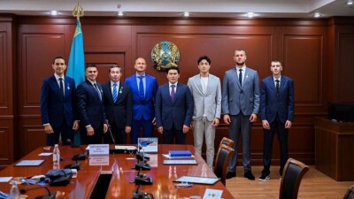 Министр туризма и спорта Казахстана наградил фехтовальщиков, обыгравших 9-кратных олимпийских чемпионов