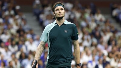 Александр Бублик разгромно уступил Яннику Синнеру и вылетел с US Open