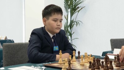 Казахстанец выиграл золото на международном турнире по шахматам в ОАЭ
