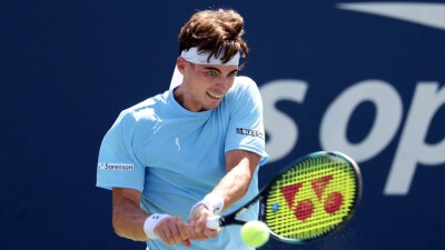 Казахстанский теннисист неожиданно вылетел с турнира во Франции