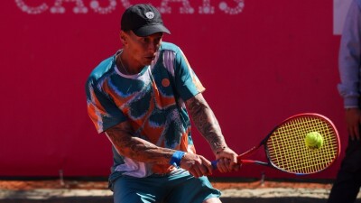 Казахстанский теннисист сошёл с дистанции в Китае после драматичного матча