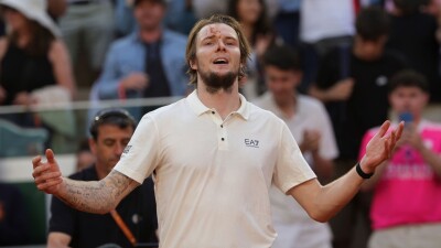 Бублик разгромил соперника и пробился в полуфинал турнира в Ханчжоу