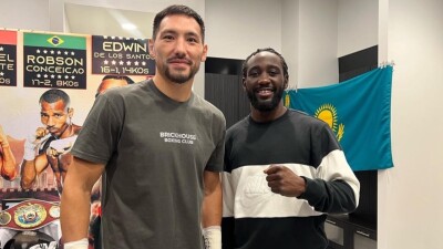 Жанибек Алимханулы проведёт бой с Карлосом Адамесом за три чемпионских титула