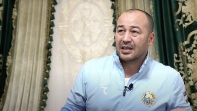 Тренер сборной Узбекистана устроил танцы с девушками после победы на ЧМ по боксу