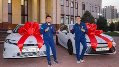 Чемпионы мира братья Сабырхан получили квартиры и автомобили в Шымкенте