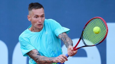 Казахстанец с "второй попытки" ворвался в четвертьфинал турнира в Китае