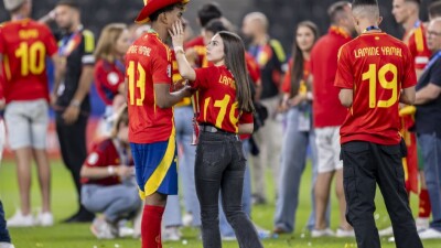 "Ты дурак!? Ты погубишь меня!": девушку Ламина Ямаля подозревают в измене