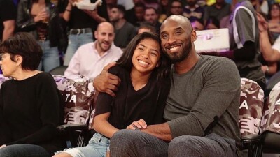 "Лос-Анджелес Лейкерс" открыли статую Коби Брайанта с дочерью Джанной