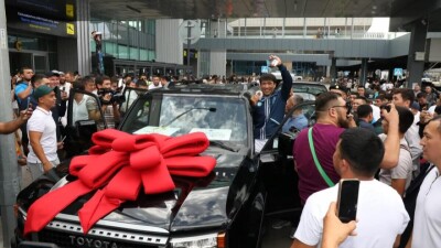 Сколько стоит внедорожник, который подарили Гусману Кыргызбаеву в аэропорту Алматы