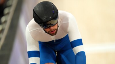 Один из самых безумных моментов Олимпиады-2024: велогонщик уступил своему сопернику 0,001 секунды