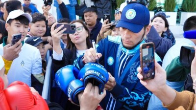 В аэропорту Астаны торжественно встретили серебряного призера Олимпиады-2024 Нурбека Оралбая