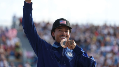 "Медаль выглядит так, будто побывала на войне и вернулась обратно":  призер Олимпиады-2024 возмущен качеством награды