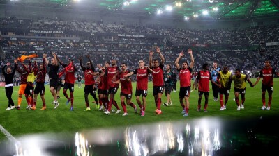 "Байер" начал защиту чемпионского титула с драматичной победы в рейнском дерби