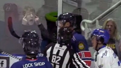 Шотландского фаната наказали за расистский жест в адрес казахстанского хоккеиста