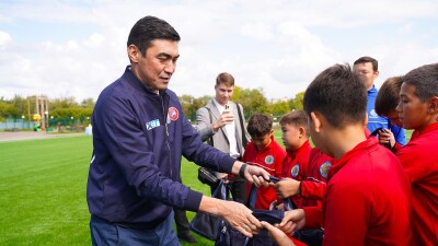 Экс-капитан сборной Казахстана Самат Смаков и главный тренер национальной команды Станислав Черчесов проведут открытые тренировки для детей