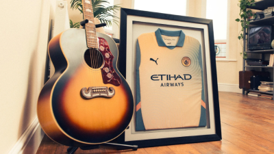 "Манчестер Сити" представил новую форму. Над её созданием работал легендарный лидер рок-группы Oasis