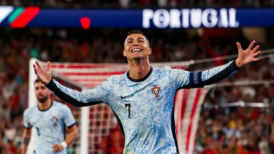 Криштиану Роналду вручили футболку с числом 900 и надписью GOAT