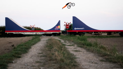 Максимально круто! BMX-райдер Давид Годзик устроил шоу на движущемся поезде