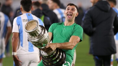Непристойный жест с трофеем, разбил телекамеру: ФИФА дисквалифицировала эпатажного голкипера сборной Аргентины
