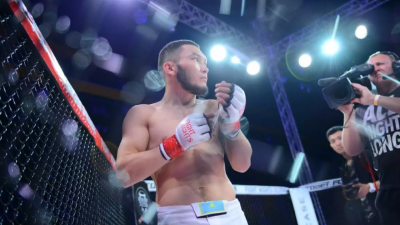 Казахстанец Жуман Жумабеков одержал победу над таджикским бойцом на вечере бокса в Алматы