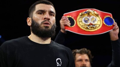 "Ты слишком много болтаешь": Бетербиев промоутеру Бивола – Эдди Хирну