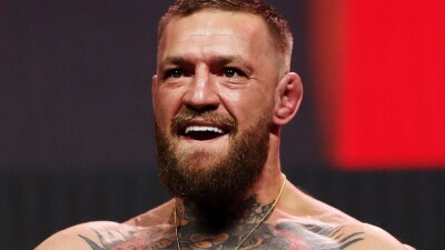 Макгрегор устроил шоу и разнял драку перед турниром кулачных боев