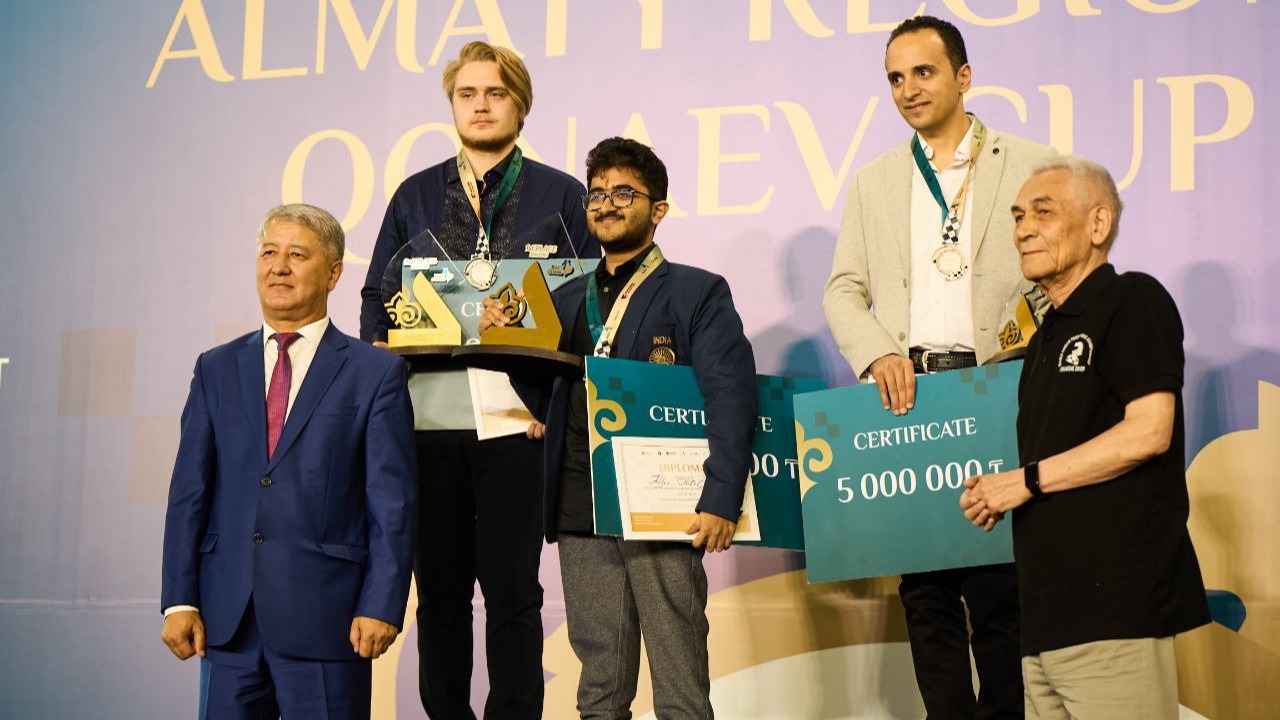 Призёры "Almaty Region Open. Qonaev Cup 2025" (слева направо): Алексей Гребнев, Адитья Миттал и Бассем Амин. Фото: KazChess/КФШ
