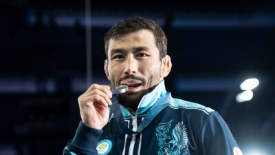 Олимпиада-2024: Демеу Жадраева чествовали у Эйфелевой башни в Париже