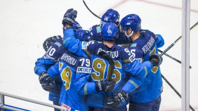 Сборная Казахстана выиграла у "Амура" на Кубке Президента по хоккею
