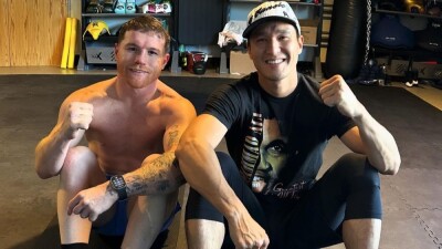 Нокаутом закончился бой казахстанского боксёра в карде "Канело"