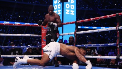 Дюбуа нокаутировал Джошуа и сохранил пояс чемпиона IBF. Видеообзор боя