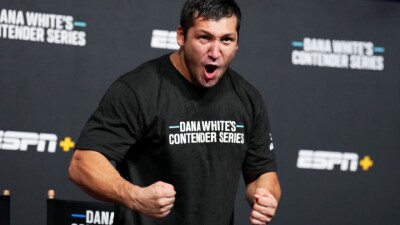 Казахстанский боец нокаутом выиграл поединок за контракт с UFC