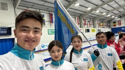 Шахматы на льду: казахстанцы впервые в истории пробились в плей-офф чемпионата мира по кёрлингу  