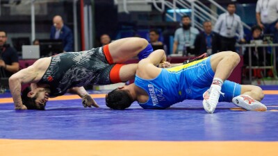 Казахстанский борец Даулет Ергеш сохранил шансы на медаль чемпионата мира 