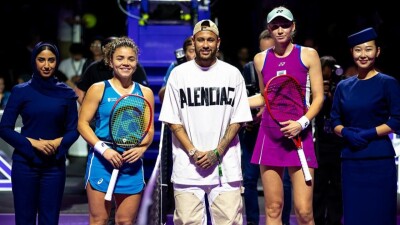 "Ну, по крайней мере, у меня есть фото с Неймаром". Рыбакина опубликовала пост после поражения на старте Итогового турнира WTA