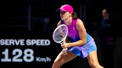 Ига Швёнтек одержала волевую победу над Барборой Крейчиковой на Итоговом турнире WTA