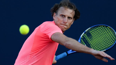 Бывший футболист сборной Уругвая проиграл в дебютном профессиональном теннисном матче