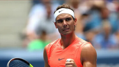 Babolat презентовала кастомную сумку для Рафаэля Надаля. На ней отражены все его титулы